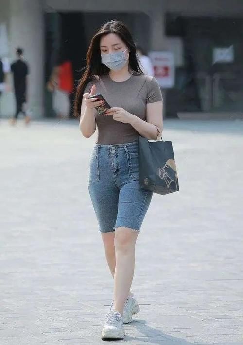 吊带|时尚裤子搭配粉色吊带，时尚好看，日常色彩穿搭