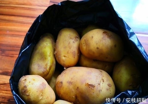 天热土豆买多了,不要放进冰箱教你和它放一起,放半年都不发芽