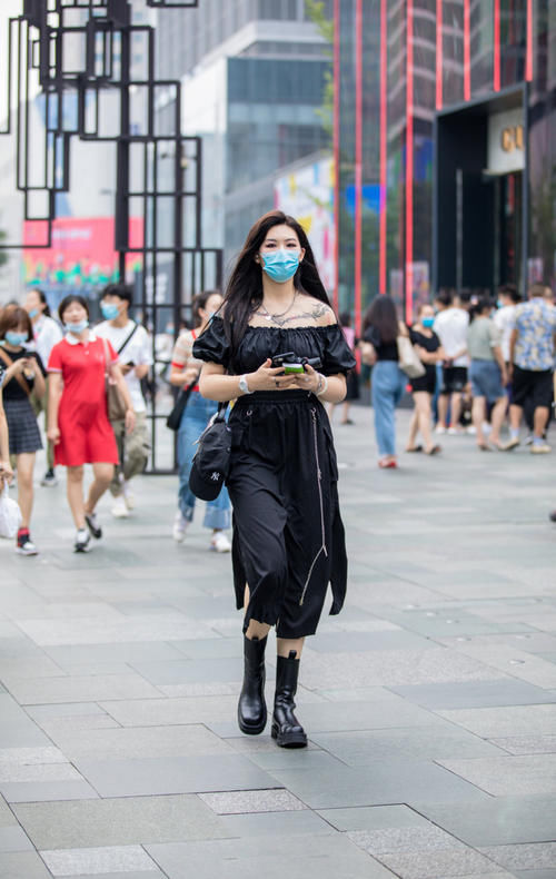 初春不一定要依赖彩色裙，黑色裙子选得好，打扮沉稳又年轻