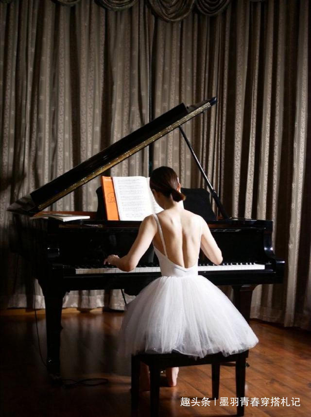 小蛮腰|31岁钢琴女神走红!穿大露背弹钢琴好撩人,撸铁身材更凹凸美翻了