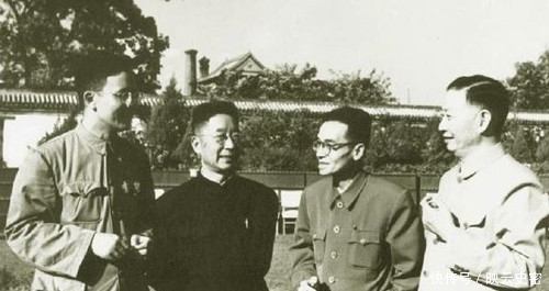 梦露|7张名人罕见合影照:戴笠、梅乐斯都在笑,梦露和英女王气质迥异