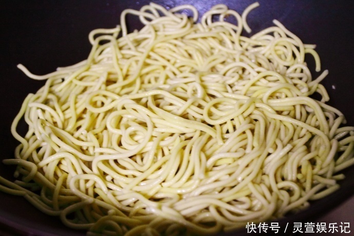 分钟|早上少睡10分钟做一盘炒面给孩子当早餐,简单、省事、营养、美味
