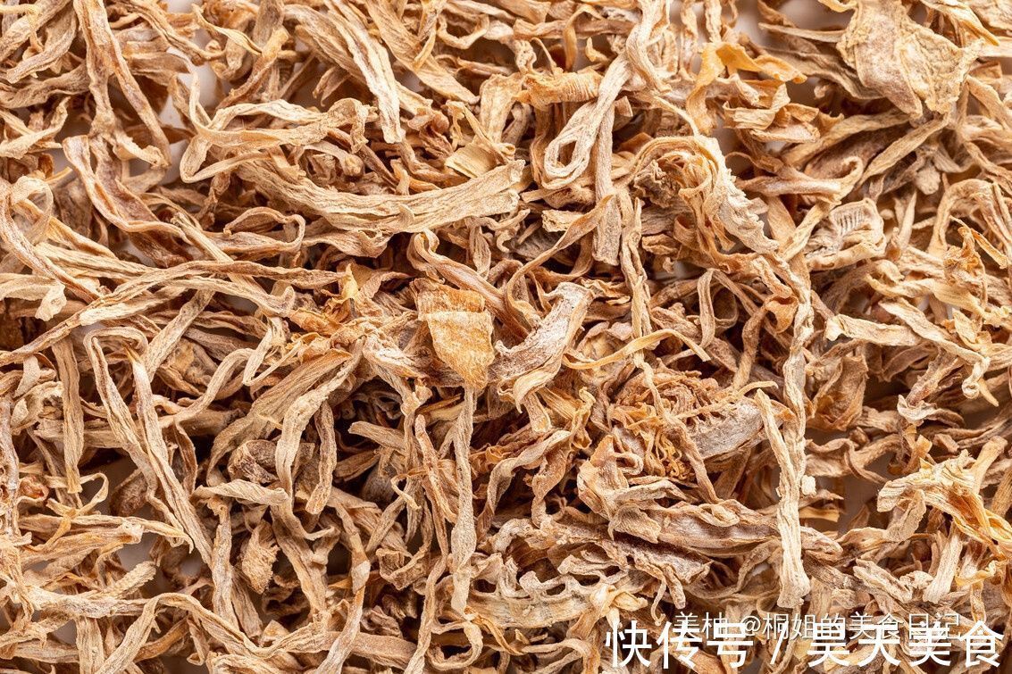 笋干直接放在水里泡?难怪很硬很难嚼,教你正确做法,鲜嫩又好吃