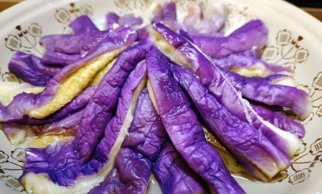 做蒸茄子，切开后不要直接蒸，学会1招，茄子不变色，好看又好吃