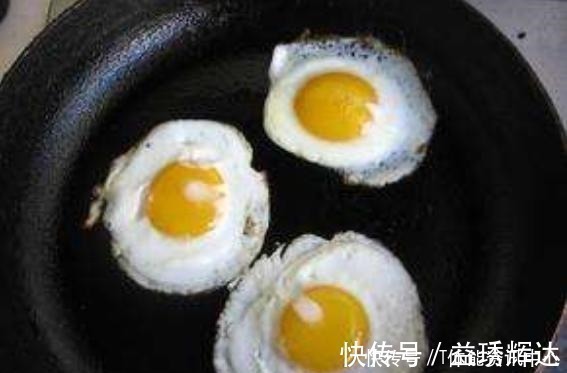 煎鸡蛋，直接倒油煎就错了！多做2步，不粘锅不煎糊，鲜嫩又入味
