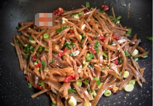 咸菜|这菜很不起眼,家家都有,营养比苹果高,鲜香开胃,超级下饭!