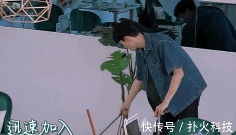 龚俊做菜状况百出，油四处飞溅手差点烫伤，处理方式令人心疼