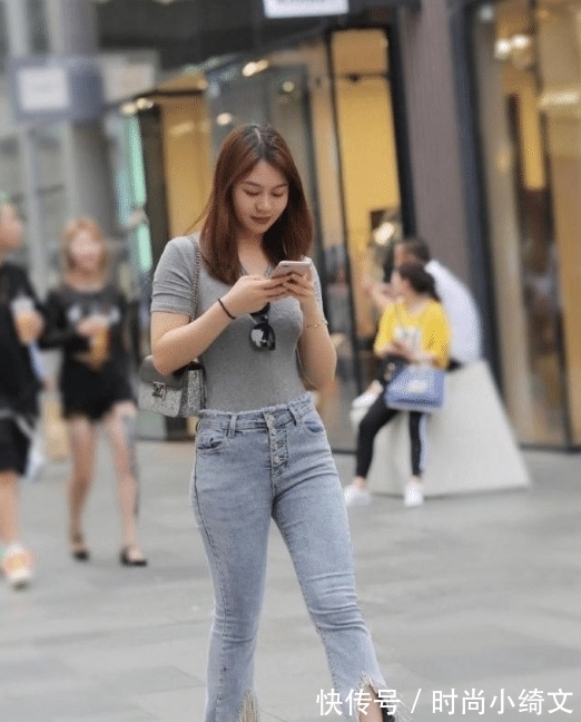 牛仔裤|薄款绒衣搭配开脚牛仔裤,初秋穿搭,时尚又保暖