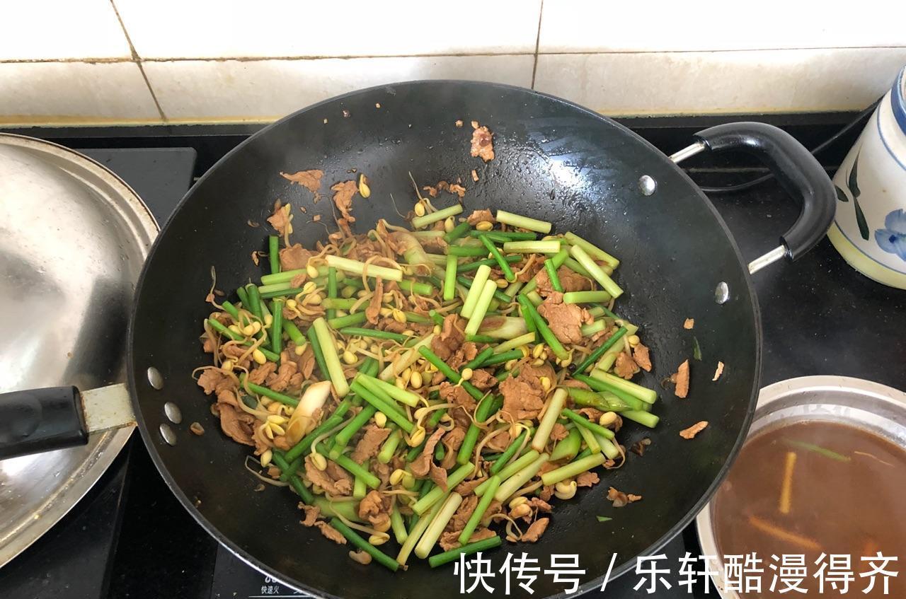 蒜苔|自制蒜台肉片焖面,做法简单,鲜美可口,大人孩子都爱吃