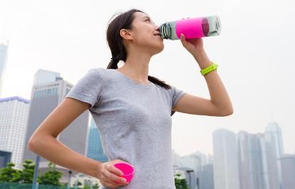 便秘多是拖出来的？内科医生：腿脚若有3“异常”，肠道或已堵死