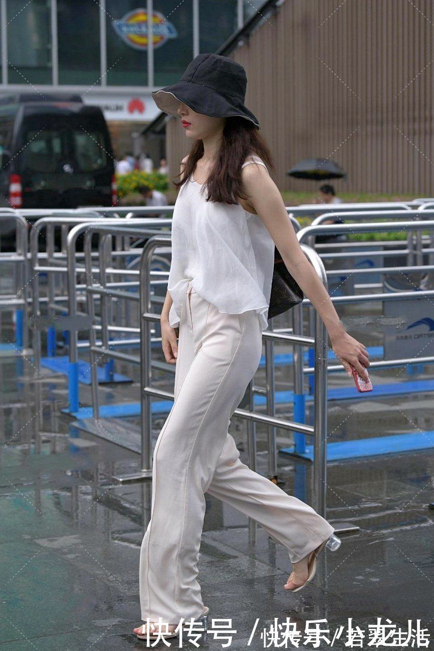 穿搭 白色宽松无袖雪纺上衣，多几分成熟女人的魅力