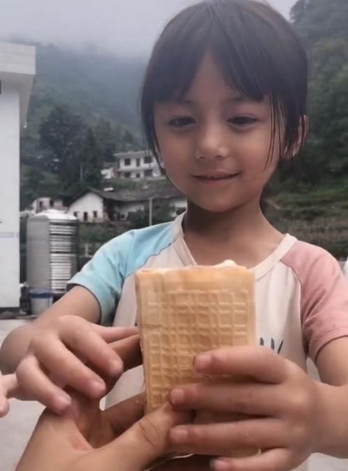 “高颜值女婴”走红,用长相征服众人,护士感慨:还是头一回见