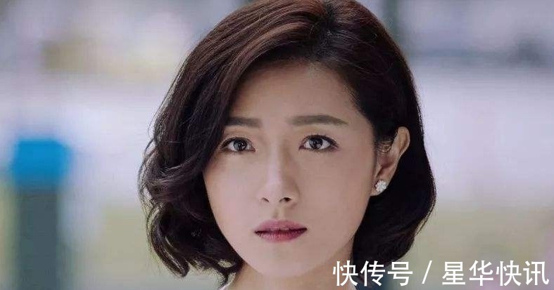与王鸥不同，万茜穿着简单录节目，原以为很朴素，站起来才懂