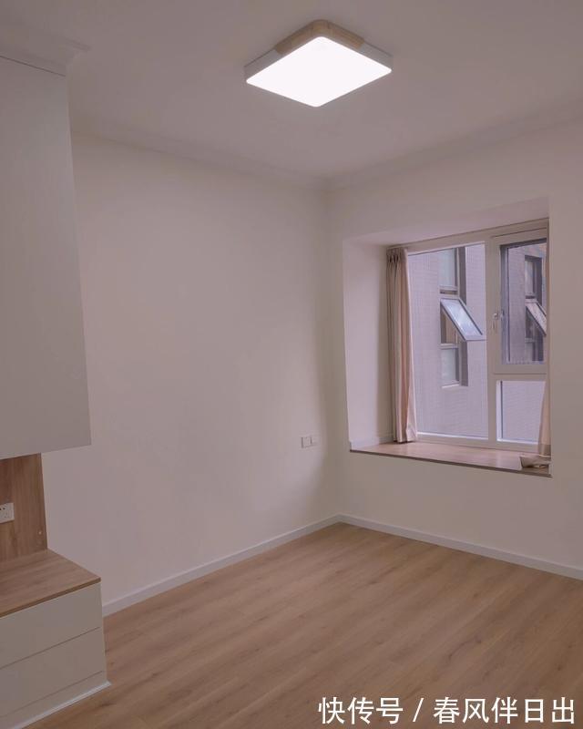 安装|极简原木风装修,不做吊顶和电视墙,全屋铺木地板,温馨又舒适