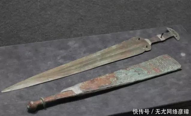 兵马俑中,专家发现被压弯千年的青铜剑,刚拿出来剑身竟立马弹直
