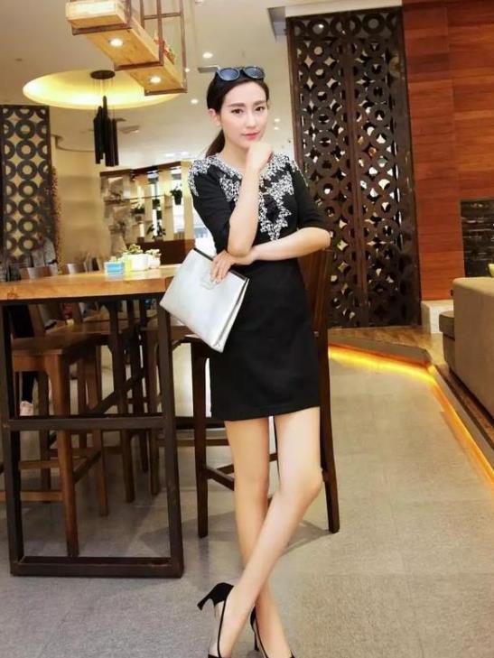 马尾|小姐姐扎着一头低马尾,身穿黑色的连衣裙,显得特别的时尚