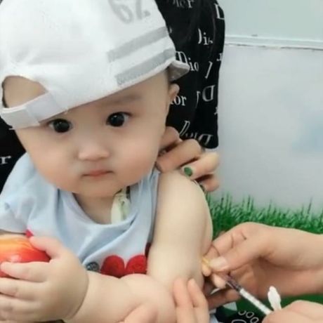 全程|2岁宝宝打针全程不哭不闹，网友：哭两声，尊重一下护士姐姐吧
