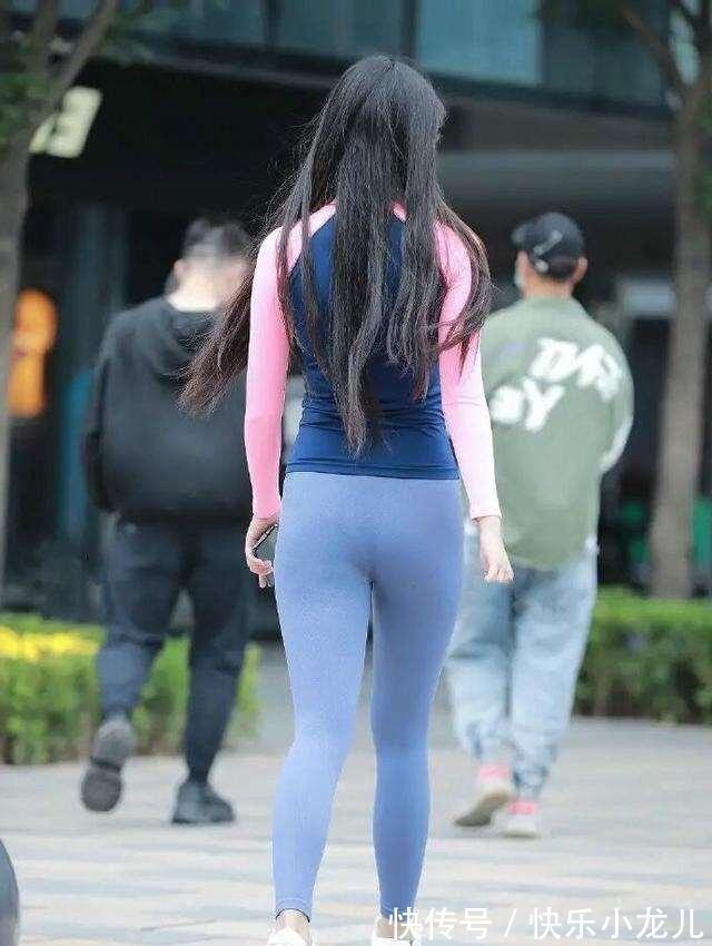 宽松 黑色宽松T恤搭配短裤,经典时尚,搭配整洁