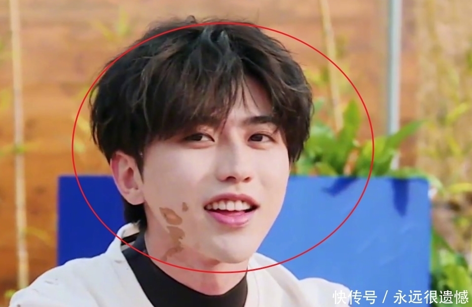 浓妆 蔡徐坤偶像包袱掉一地,卸下了韩系男团浓妆后,这才是真颜值