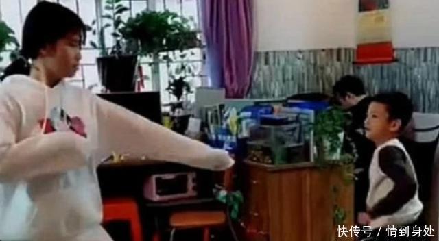 父母|打弟弟要趁早8岁姐姐打哭3岁弟弟,爸妈看热闹她比我会教育