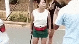 |搞笑GIF趣图:大姐,对不起都是我的错,您别生气了!