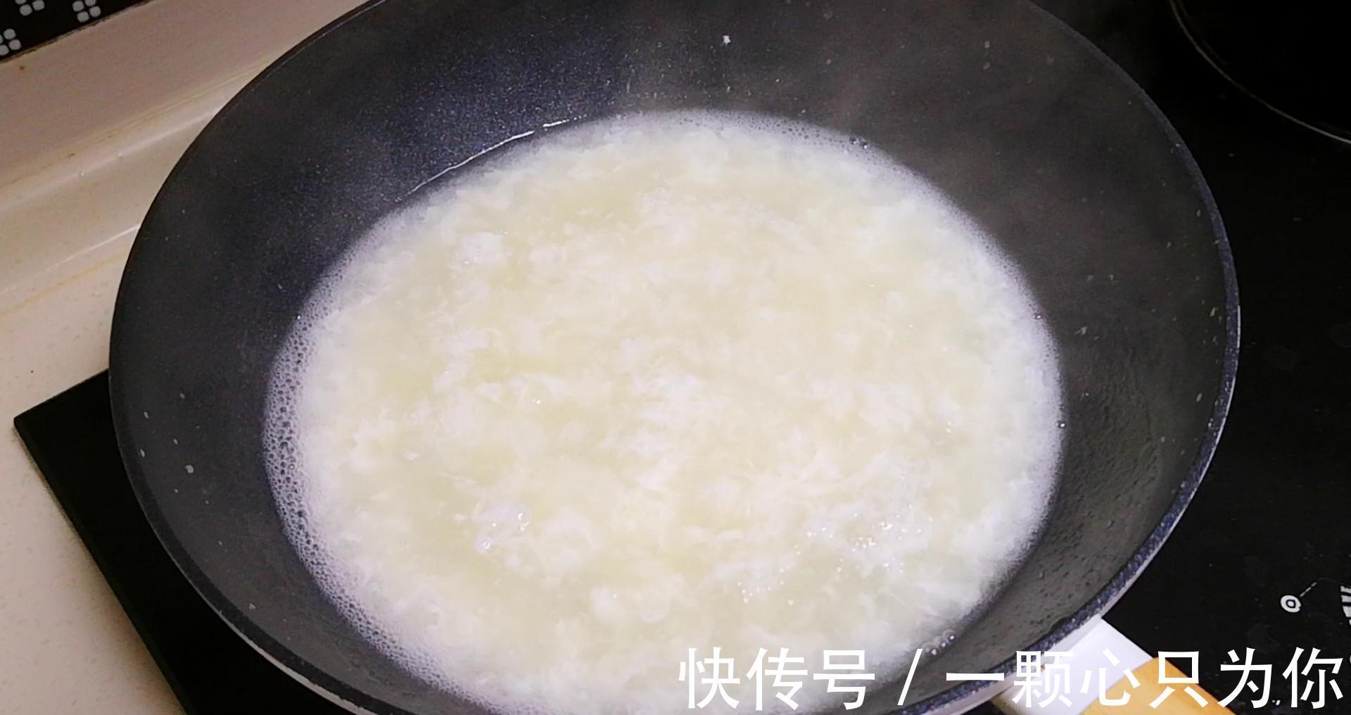 做蛋花汤时，不要再直接倒入鸡蛋了，教你一妙招，好喝到停不下嘴