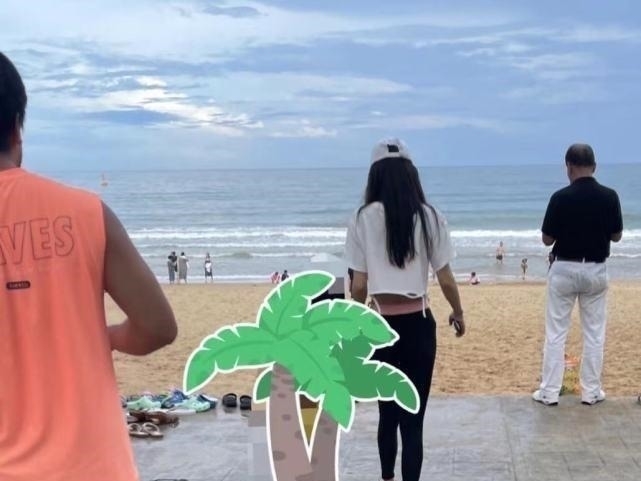 黃曉明回老家曬家人合影，吃飯開心比耶，身后多張結(jié)婚照引關(guān)注