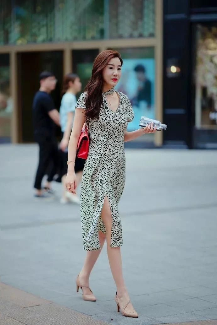 街拍：小姐姐脚上一双高跟鞋，看起来精致又小巧