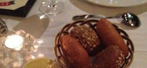 吃西餐牛排时,为何服务员都会端上一份面包,这是暗示你肯定不懂