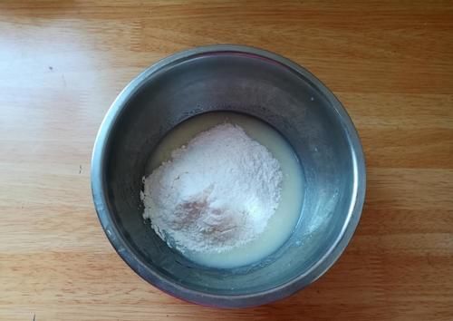 儿子请同学来做客，我用4个鸡蛋做10个小蛋糕，孩子们超爱吃