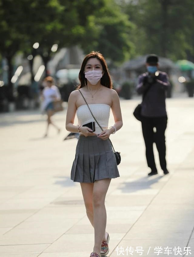 小姐姐 有点婴儿肥的小姐姐,白色无肩上衣配灰色百褶裙,美丽可爱又减龄!