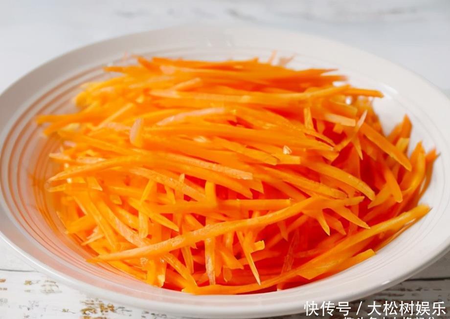 1根胡萝卜1把香菜，一揉一炸做丸子，香酥脆好吃，不放肉也香