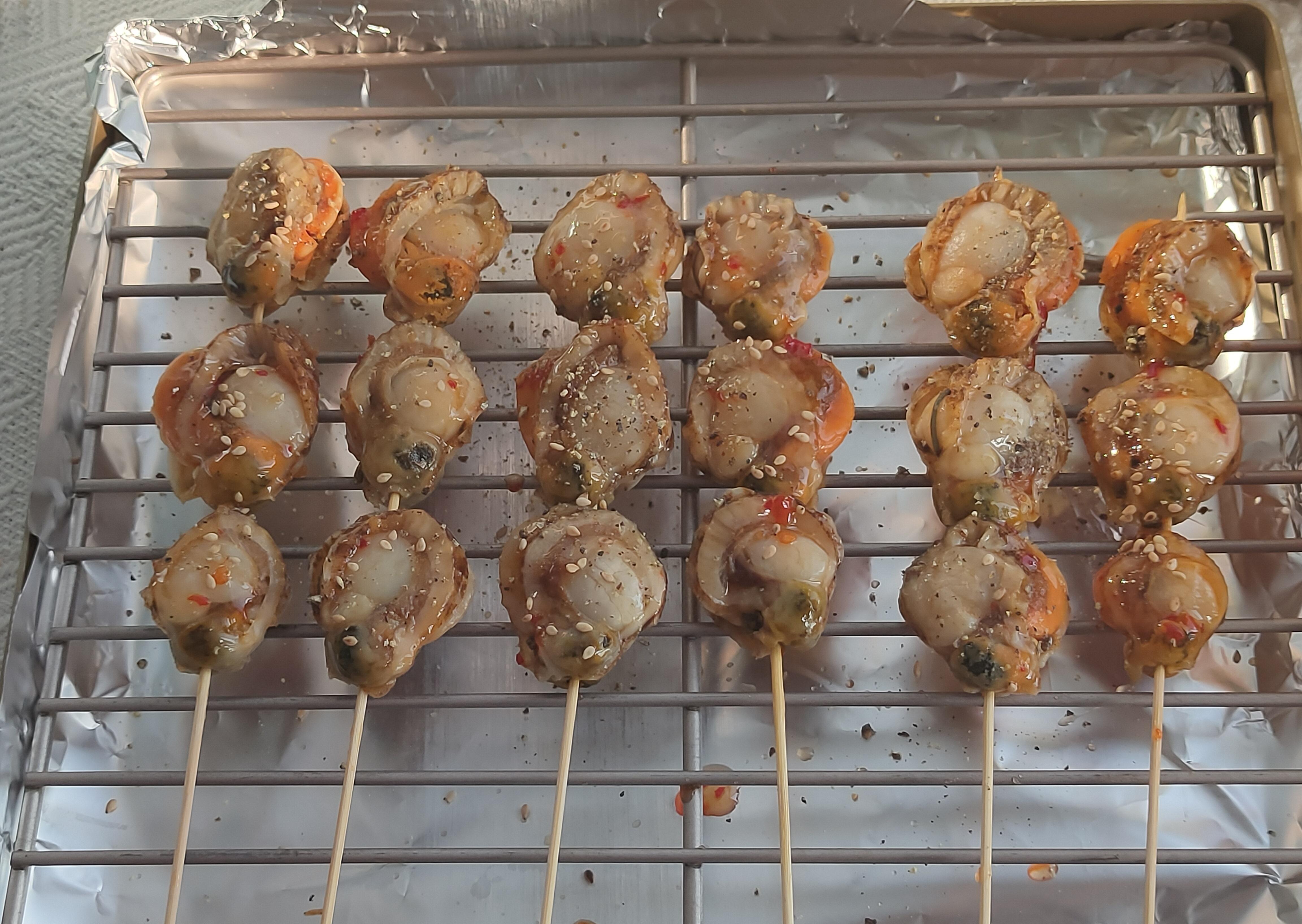 自己做烤扇贝串，鲜香十足，比外面的烧烤摊的还好吃