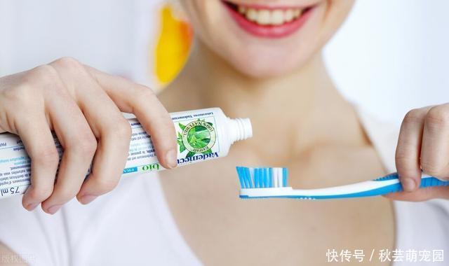 什么时间刷牙,泡脚,散步洗澡好?老年人养生,把握4个黄金时间