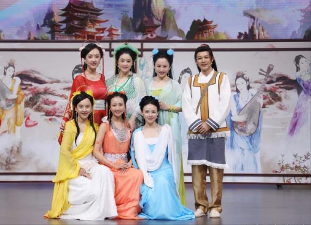 在《王牌》中被迫浇水卸妆，杨颖比王子文更妩媚机智，惹人喜爱！