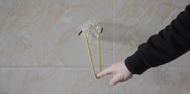 塑料瓶上穿一根绳子，放在卫生间一年省下不少钱