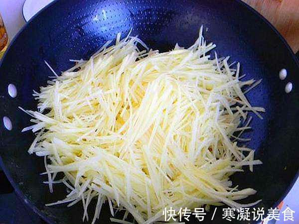 61年大厨炒土豆丝时,牢记3个技巧,土豆丝不粘锅,脆嫩入味