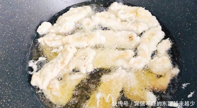 炸酥肉时，不要直接下锅炸，多做一步，酥肉鲜香好吃，越嚼越香