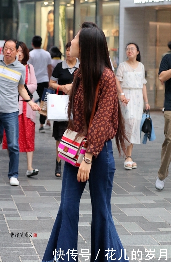 这种裤子被称为“行走的拖把”,可是有人喜欢裤子扫地的感觉