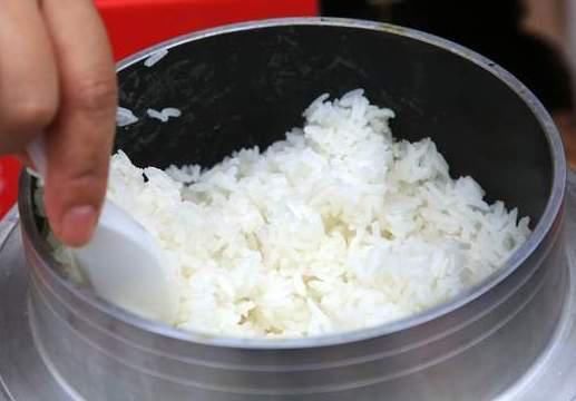 香喷喷|蒸米饭只会加水?难怪不好吃,分享3个技巧,粒粒分明香喷喷的