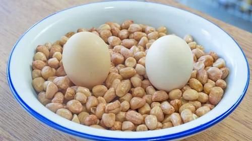 快过年了，我家花生米都不炒着吃了，打2个鸡蛋进去，美味又解馋