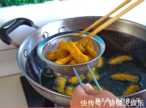 南瓜简单一做，葱香浓郁，饭店都买不到，老公一人吃一大盘