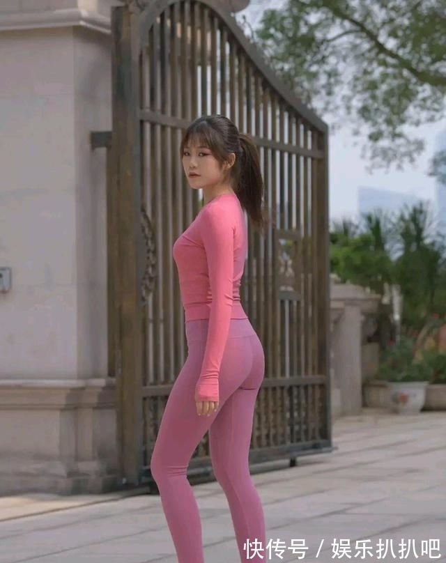 色系 淡红色长袖T恤搭配紫色瑜伽裤,修身显瘦增添活力,怎么看都时髦