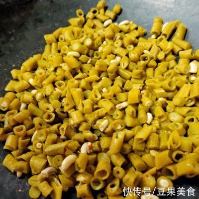 鲜美|#不容错过的鲜美滋味#够酸爽过瘾的湖南菜酸豆角炒鸡杂