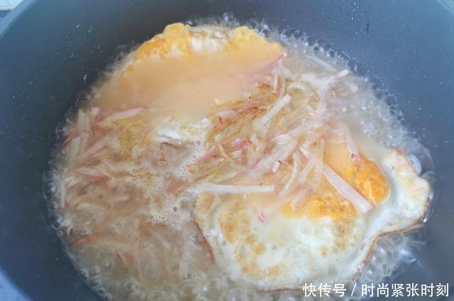 萝卜加2个鸡蛋,煮出来的汤竟如此鲜美,天冷喝,暖身暖胃还低脂
