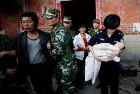 不要和陌生人说话|陌生“奶奶”喊娃小名,想拐走孩子,妈妈急中生智的做法让人称赞