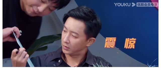 隔板|王一博不愧是生活小能手！用脚轻松开椰子，隔板看字好眼神