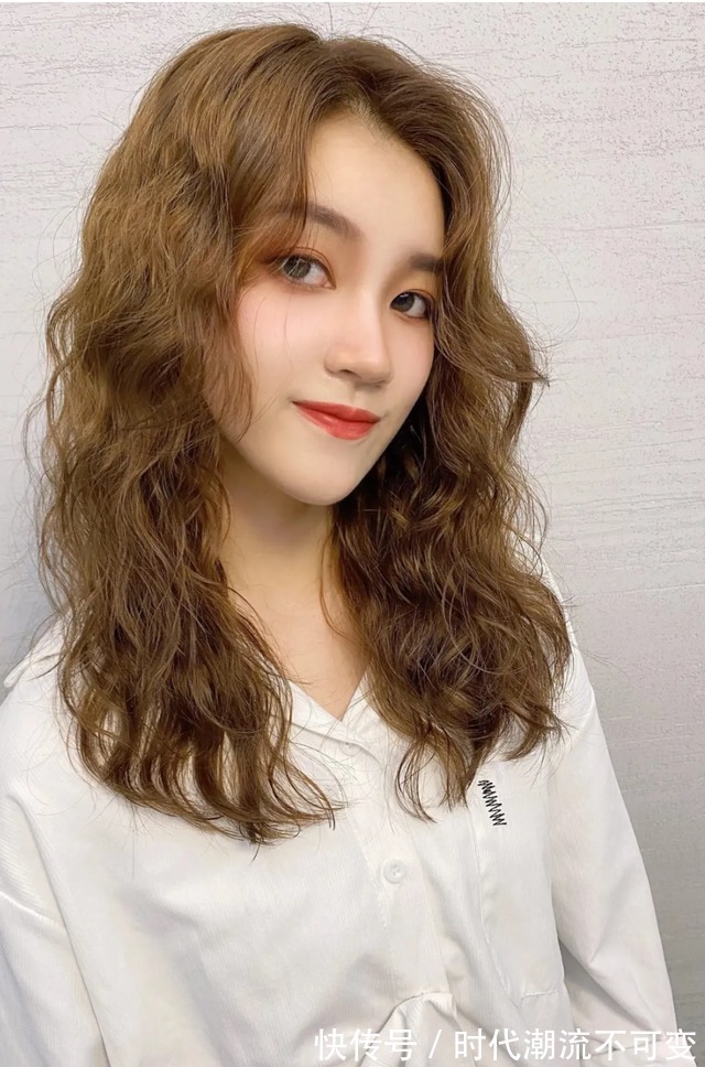 木马烫 女士发型不在多,这3种发型很不错,瘦脸利落显气质!