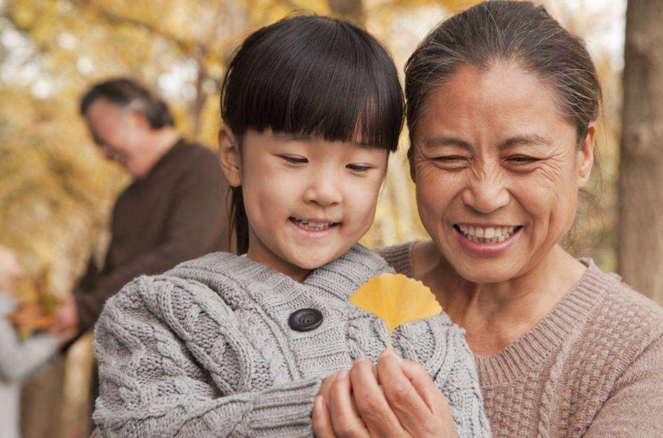 孩子|5岁孩子被问奶奶好还是姥姥好,孩子的回答,让在场的大人很羞愧