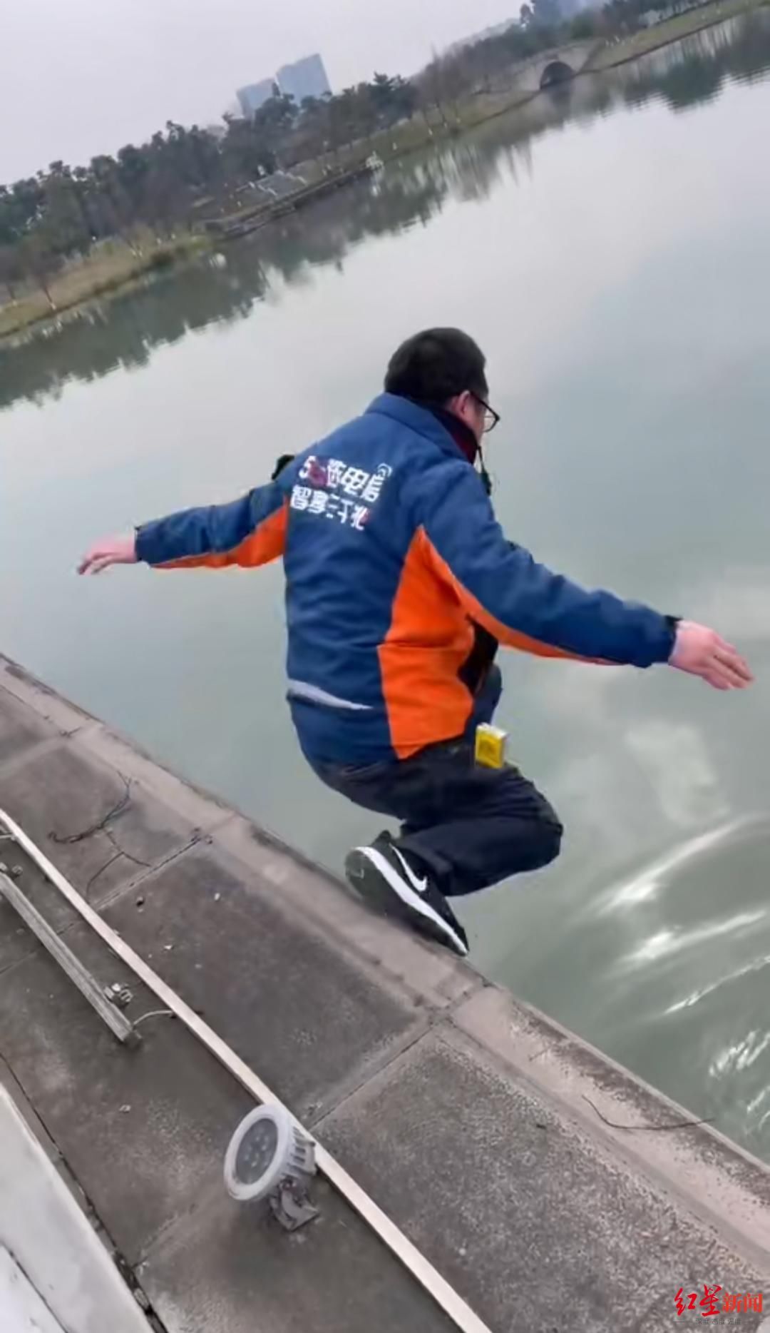 女子|眼见女子落水，29岁工程师从10多米高桥上跳下救人：平时就是热心肠